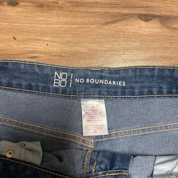No Boundaries NOBO High Rise Mom Jeans Midwash Woman Size 13 Stretch Denim GUC - Picture 3 of 4